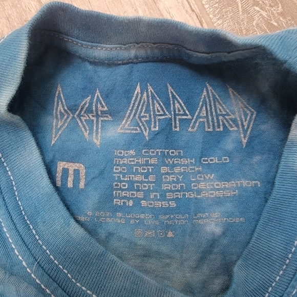 2/$20 Def Leppard Cropped T Shirt M - Picture 4 of 8